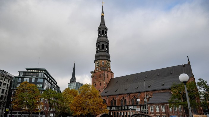 Freizeit - Hamburg: Wolken ziehen über die Hauptkirche St. Katharinen. Foto: Axel Heimken/dpa/Archivbild