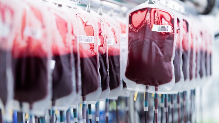 Medizin - Homburg: Blutkonserven werden im Zentrallabor des DRK-Blutspendedienstes für Krankenhäuser und Praxen gefiltert und aufbereitet. Foto: Rolf Vennenbernd/dpa/Archivbild