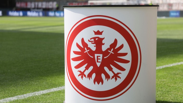 Fußball - Frankfurt am Main: Blick auf das Logo von Eintracht Frankfurt auf einem Gesprächspult. Foto: Frank Rumpenhorst/dpa/Symbolbild