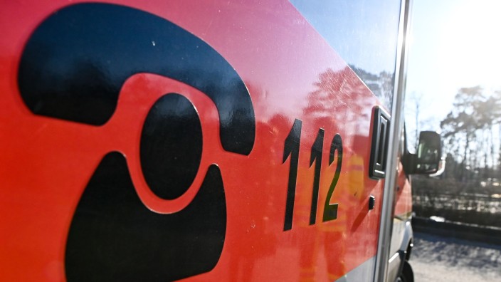 Verkehr - Berlin: Der Schriftzug 112 für die Notrufnummer steht auf einem Rettungswagen. Foto: Jens Kalaene/dpa/Symbolbild