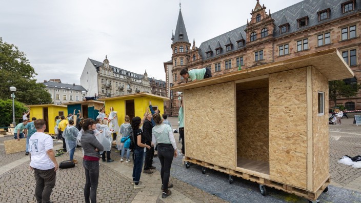 Soziales - Wiesbaden: Menschen errichten in der Wiesbadener Innenstadt "Little Homes" für Obdachlose. Foto: Hannes P. Albert/dpa