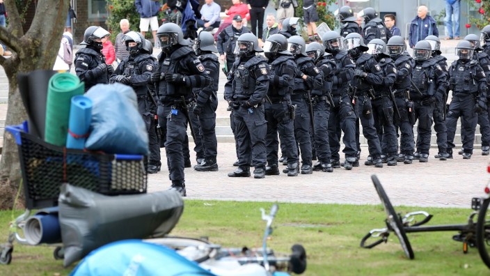 Demonstrationen - Schleswig: Behelmte Polizisten verfolgen die bislang freiwillige Räumung des Punk-Protestcamp in Westerland auf Sylt. Foto: Bodo Marks/dpa