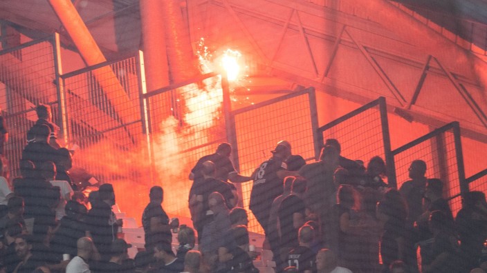 Fußball - Marseille: Ein Feuerwerkskörper wird von Eintracht-Ultras aus ihrem Block geworfen. Foto: Sebastian Gollnow/dpa/Archivbild