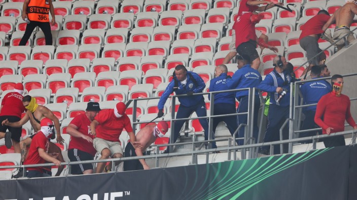 Fußball - Nice: Sicherheitskräfte gehen gegen Fans des FCK auf Tribüne vor. Foto: dpa
