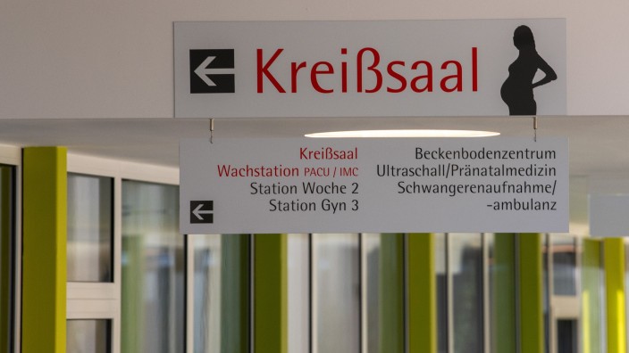 Landtag - Mainz: Ein Schild in einer Klinik für Frauenheilkunde und Geburtshilfe weist Richtung Kreißsaal. Foto: Stefan Puchner/dpa/Symbolbild