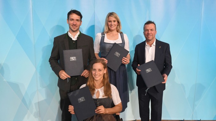 Sport - München: Felix Neureuther (l-r) Anna Schaffelhuber, Natalie Geisenberger und Lothar Matthäus zeigen sich als Bayerische Botschafter des Sports. Foto: Felix Hörhager/dpa