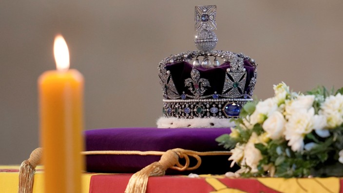 Adel - : Die kaiserliche Staatskrone liegt auf dem Sarg von Königin Elizabeth II. Foto: Christopher Furlong/Pool Getty Images/AP/dpa