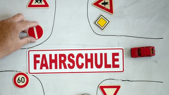 Verkehr - Düsseldorf: Ein Magnet mit der Aufschrift "Fahrschule" ist an einer Wandtafel mit verschiedenen Verkehrsymbolen zu sehen. Foto: Swen Pförtner/dpa/Symbolbild