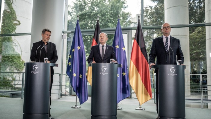 Energie - Berlin: Wirtschaftsminister Robert Habeck (Grüne, l-r), Kanzler Olaf Scholz (SPD) und Ministerpräsident Dietmar Woidke (SPD). Foto: Michael Kappeler/dpa