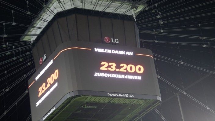 Fußball - Frankfurt am Main: Die Zuschauerzahl von 23.200 wird angezeigt. Foto: Sebastian Gollnow/dpa
