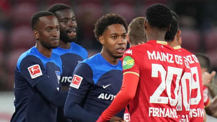 Fußball - Mainz: Hertha-Spieler im Gespräch mit Mainzer Spielern. Foto: Thomas Frey/dpa
