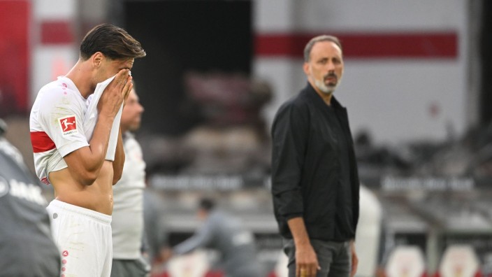 Fußball - Stuttgart: Stuttgarts Konstantinos Mavropanos (l) und Trainer Pellegrino Matarazzo reagieren nach dem Spiel. Foto: Marijan Murat/dpa