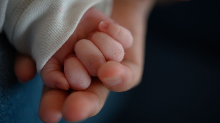 Statistik - Halle (Saale): Die Hand eines zwei Wochen alten Neugeborenen liegt in der Hand seiner Mutter. Foto: Sebastian Gollnow/dpa/Symbolbild