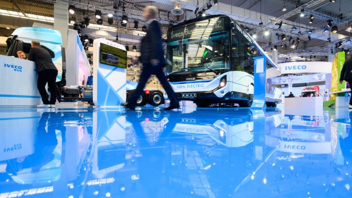 Auto - Hannover: Ein Elektrobus steht auf der IAA Transportation für Nutzfahrzeuge auf dem Stand von Iveco. Foto: Julian Stratenschulte/dpa