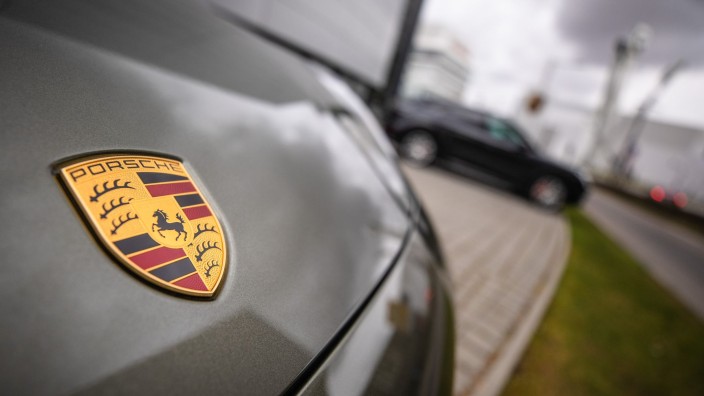 Auto - Stuttgart: Das Porsche-Logo ist auf einem Auto zu sehen. Foto: Christoph Schmidt/dpa