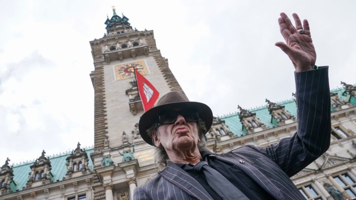 Leute - Hamburg: Rocksänger Udo Lindenberg steht vor dem Hamburger Rathaus. Foto: Marcus Brandt/dpa
