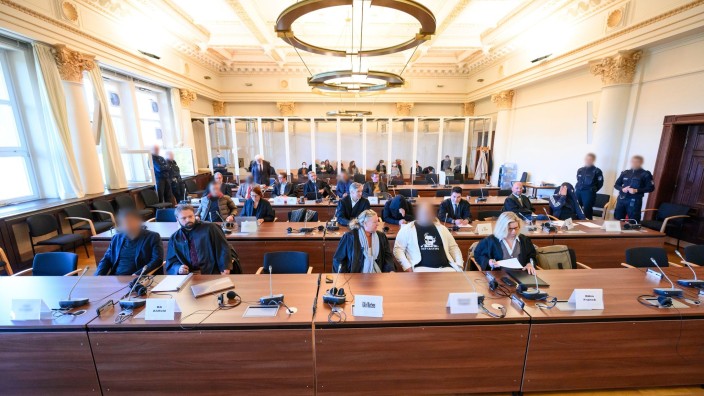 Prozesse - Hamburg: Die Angeklagten und ihre Anwälte sitzen vor Beginn der Verhandlung im Gerichtssaal. Foto: Jonas Walzberg/dpa-Pool/dpa