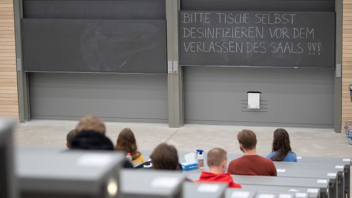 Hochschulen - Berlin: Studierende mit Mund- und Nasenmaske sitzen in einem Hörsaal. Foto: Sebastian Gollnow/dpa/Symbolbild