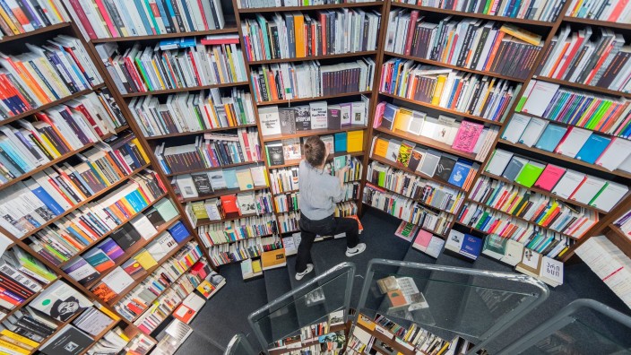 Literatur - Frankfurt am Main: Eine Mitarbeiterin sortiert in einer Buchhandlung Bücher in Regale ein. Foto: Rolf Vennenbernd/dpa/Symbolbild