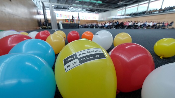 Schulen - Halle (Saale): Luftballons liegen in der Berufsbildenden Schule Anhalt-Bitterfeld bei einem Festakt in der Turnhalle. Foto: Sebastian Willnow/dpa-Zentralbild/dpa/Archivbild