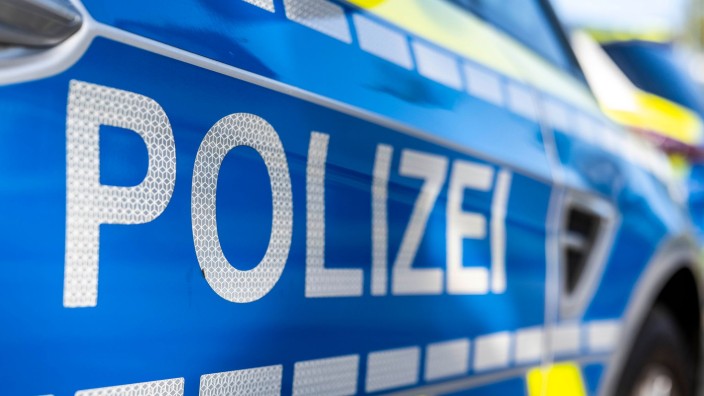 Kriminalität - München: An der Tür eines Streifenwagens steht der Schriftzug "Polizei". Foto: David Inderlied/dpa/Illustration