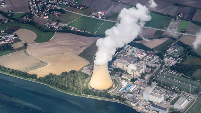 Energie - : Wasserdampf steigt aus dem Kühlturm des Atomkraftwerks Isar 2. Foto: Jan Woitas/dpa