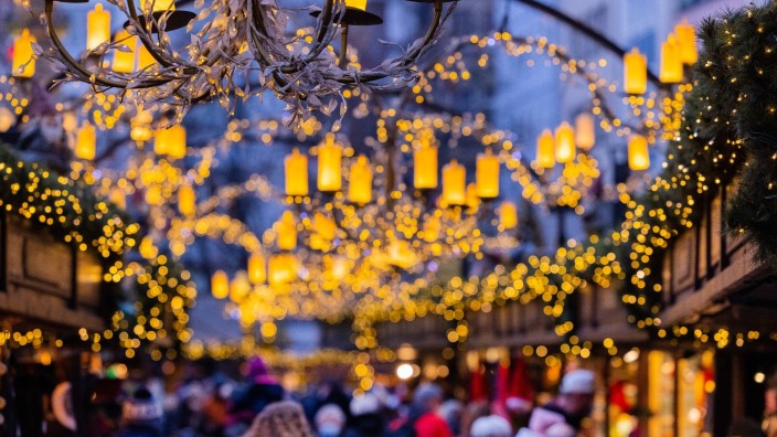 Customs - Cologne: Visitors go through the Christmas market at Alter Markt. Photo: Rolf Vennenbernd/dpa/archive image