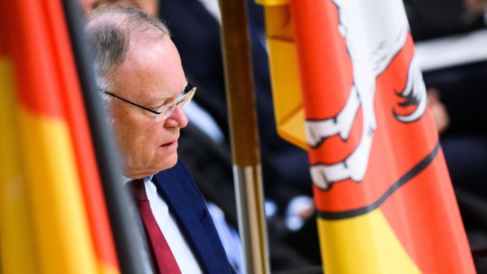 Landtag - Hannover: Stephan Weil, Ministerpräsident Niedersachsen, steht im Landtag zwischen Fahnen. Foto: Julian Stratenschulte/dpa/Archivbild
