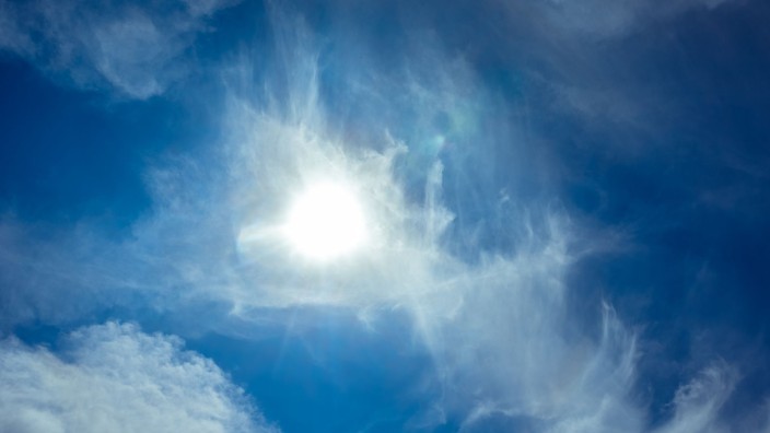 Weather - Greifswald: The sun shines through light cirrus clouds. Photo: Markus Scholz/dpa/symbol image
