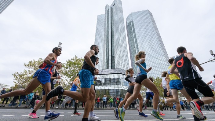 Leichtathletik - Frankfurt am Main: Teilnehmer laufen während des Frankfurt Marathon 2019 an den Türmen der Deutschen Bank vorbei. Foto: Silas Stein/dpa/Archivbild