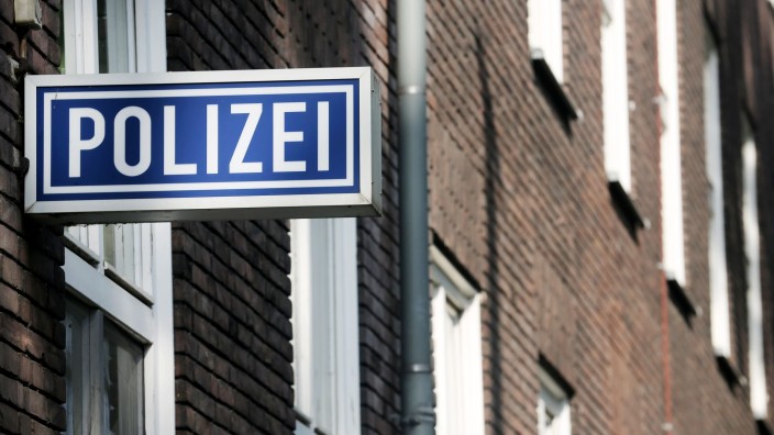 Police - Magdeburg: A sign with the inscription "Police" hangs on a police headquarters. Photo: Roland Weihrauch/dpa/Symbolbild