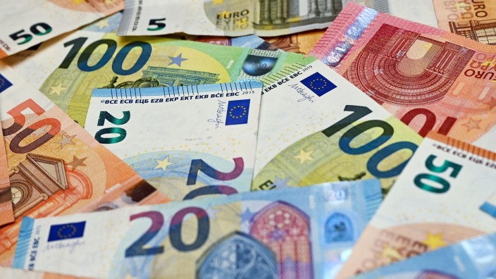 Environment - Magdeburg: Euro banknotes are on a table. Photo: Patrick Pleul/dpa-Zentralbild/dpa/Illustration