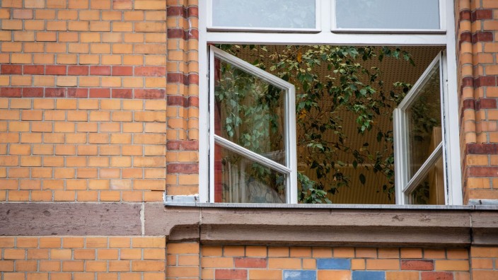 Schools - Stuttgart: A window at a school is open to air. Photo: Christoph Schmidt/dpa/archive image/symbol image