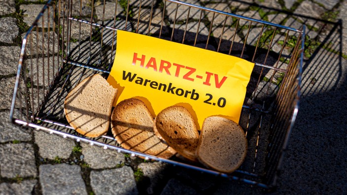 Preise - Hannover: Der Schriftzug "Hartz-IV Warenkorb 2.0" ist auf einem Zettel zu lesen. Foto: Moritz Frankenberg/dpa