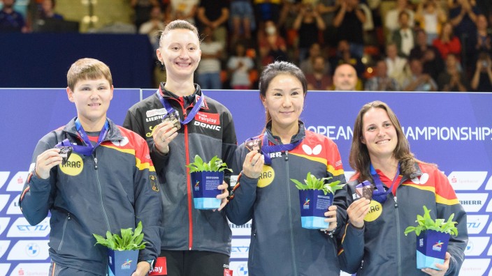 Table tennis - Berlin: Nina Mittelham (l) and Xiaona Shan (2nd from right) at the European Championships 2022. Photo: Sven Beyrich/dpa/Archive