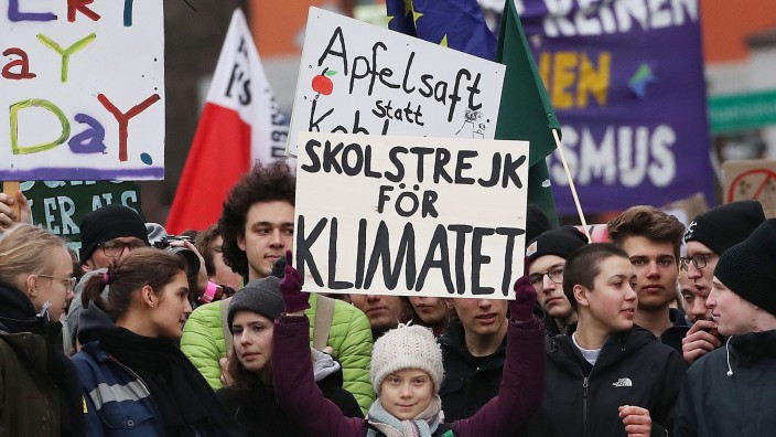 Umwelt - : Die Klimaaktivistin Greta Thunberg (M) aus Schweden nimmt an einer "Fridays for Future"-Demonstration teil. Foto: Christian Charisius/dpa/Archiv