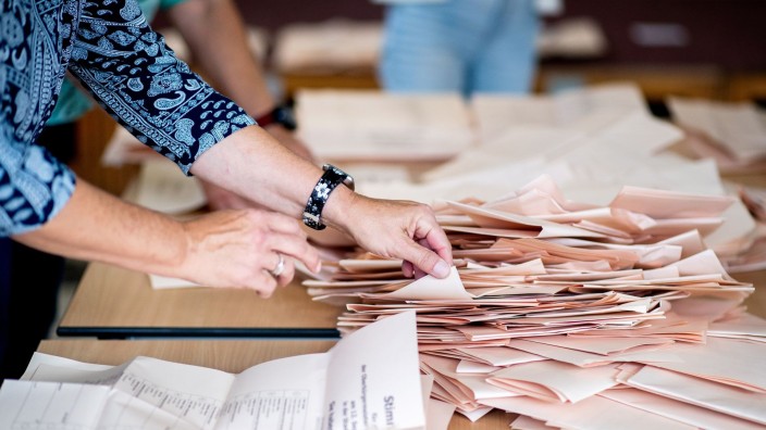 Wahlen - Berlin: Eine Wahlhelferin sortiert in einem Wahllokal die Stimmzettel für die Auszählung. Foto: Hauke-Christian Dittrich/dpa/Symbolbild