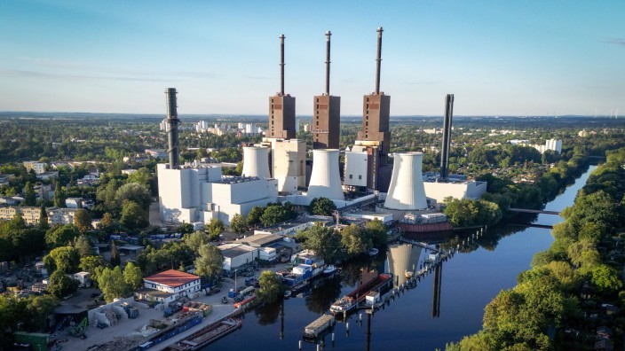 Energie - Berlin: Blick auf das Heizkraftwerk auf Erdgasbasis in Lichterfelde am frühen Morgen. Foto: Kay Nietfeld/dpa/Archivbild