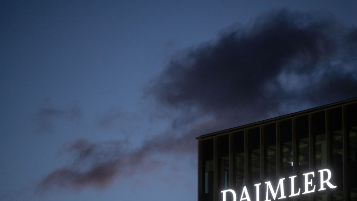 Auto - : Das Daimler Logo auf der Fassade der Daimler AG Zentrale. Foto: Marijan Murat/dpa/Archivbild