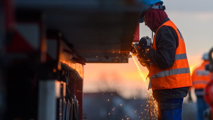 Konjunktur - Berlin: Ein Arbeiter führt auf einer Baustelle Schweißarbeiten an einer Brücke aus. Foto: Klaus-Dietmar Gabbert/dpa-Zentralbild/ZB/Symbolbild