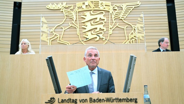Regierung - Stuttgart: Thomas Strobl (CDU), Innenminister von Baden-Württemberg, sitzt im Landtag an seinem Platz. Foto: Bernd Weißbrod/dpa