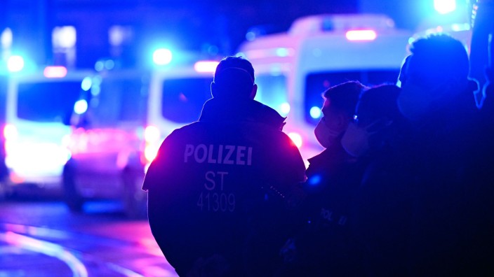 Crime - Würzburg: Police officers are on the street during an operation.  Photo: Hendrik Schmidt/dpa/Symbolbild