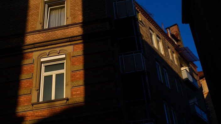 Construction - Stuttgart: The sun shines between two houses on the windows of apartments. Photo: Sebastian Gollnow/dpa/archive image