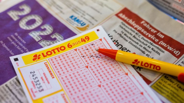 Glücksspiele - München: Ein Lottoschein und ein Kugelschreiber liegen in einer Annahmestelle auf dem Tresen. Foto: Philipp von Ditfurth/dpa/Illustration