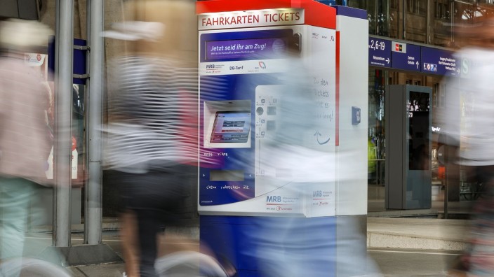Verkehr - Berlin: Passagiere gehen an einem Bahnhof an Fahrkartenautomaten vorbei. Foto: Jan Woitas/dpa/Symbolbild