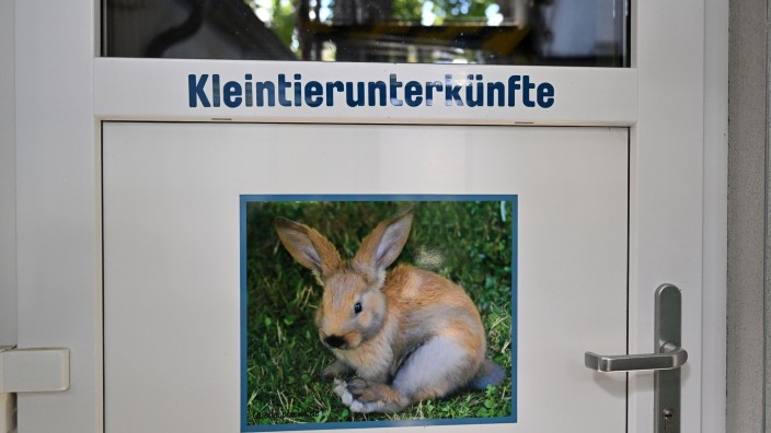 Tiere - Bonn: "Kleintierunterkünfte" steht an einer Tür im Tierheim der Stadtwirtschaft Erfurt. Foto: Martin Schutt/dpa
