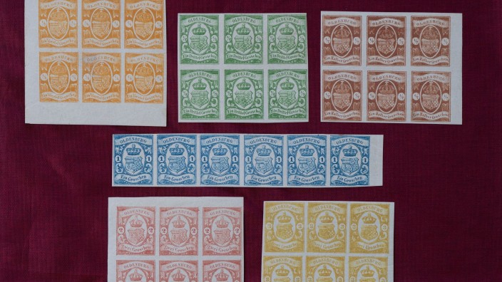 Auktion - Wiesbaden: Briefmarken, bekannt als „Die Supereinheiten“  im Heinrich Köhler Auktionshaus. Foto: Sebastian Gollnow/dpa/Archivbild