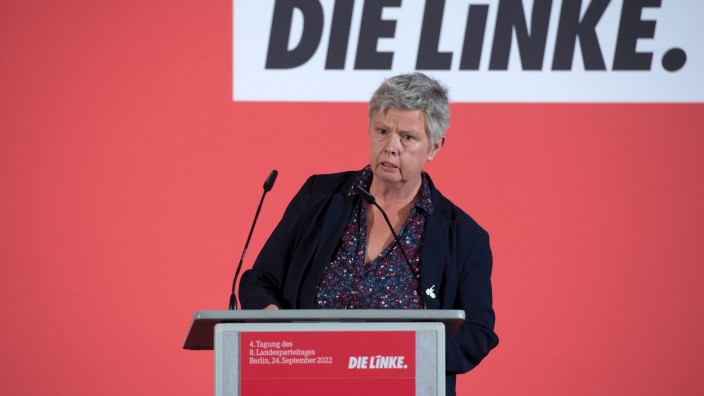 Parteien - Berlin: Katina Schubert, Berliner Landesvorsitzende der Partei "Die Linke", spricht beim Landesparteitag ihrer Partei. Foto: Paul Zinken/dpa