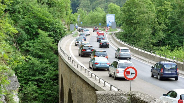 Verkehr - : Autos fahren auf der Autobahn München- Stuttgart am Drackensteiner Hang über eine Brücke. Foto: picture alliance/dpa/Archivbild