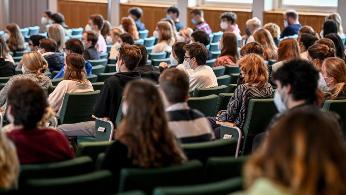 Hochschulen - Frankfurt (Oder): Studenten sitzen in einem Hörsaal. Foto: Britta Pedersen/dpa-Zentralbild/dpa/Archivbild